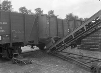 159799 Afbeelding van het lossen van steenkolen uit open goederenwagens van de N.S. te Utrecht.